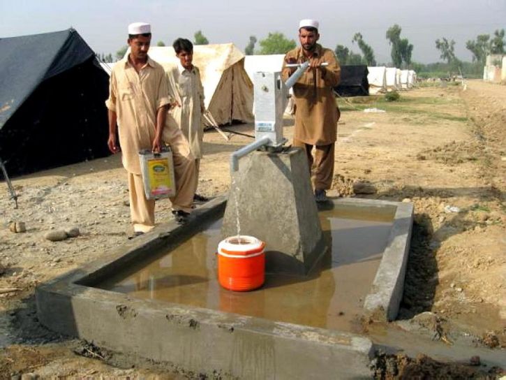 after-hand-pump-installation-in-pakistan-725x544